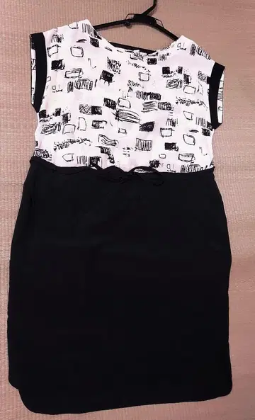 블랙과 아이보리 원피스