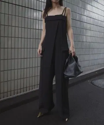 CONSTRUCTIVE RIBBON ROMPERS 블랙 M 사이즈