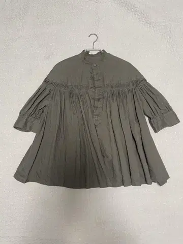 Scye 반팔 그레이 린넨 턱 블라우스