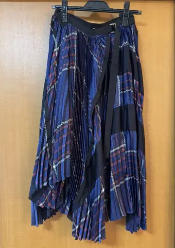 최종 가격 인하 사카이 플리츠 롱 비대칭 스커트 네이비 체크