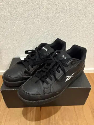 리복 블랙 스니커즈