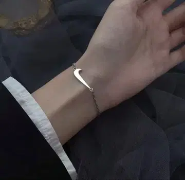Nike 스우시 로고 팔찌 실버