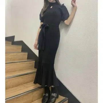 이토미 데콜테 머메이드 니트 원피스 블랙