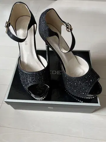 BENEDICTA 블랙 글리터 하이힐 펌프스
