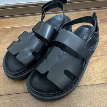블랙 가죽 샌들 페르노이 제우스 콜라보