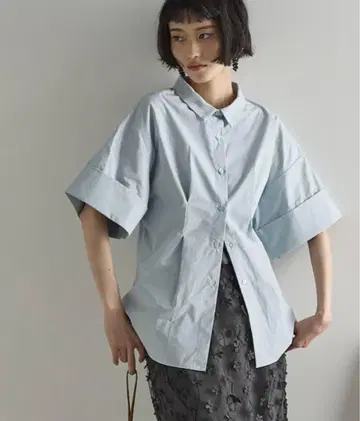 the YOn 롤업 하프 슬리브 허리 턱 셔츠 색스 블루