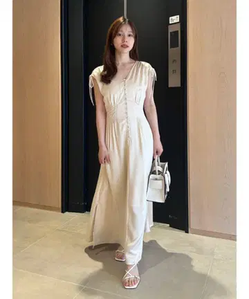 새틴 턱 플레어 원피스