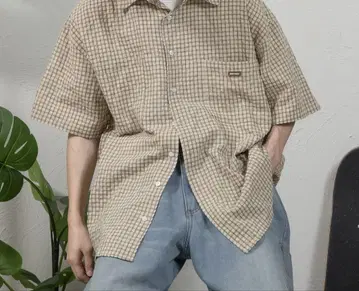체크 무늬 반팔 셔츠 베이지 계열