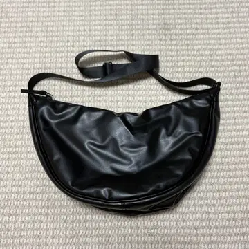유니클로 C 레더 터치 라운드 숄더백
