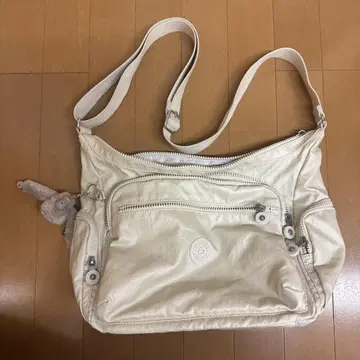 키플링 크로스 바디 백 화이트