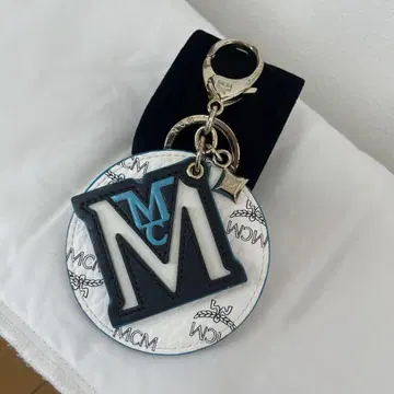 MCM 백 참 키링 M 로고 비세토스 화이트 가죽