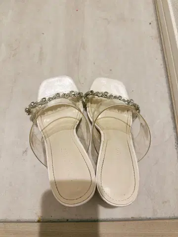 화이트 클리어 비쥬 샌들