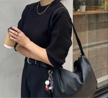 이아파피요네 ear 스와로 바닥 숄더백 블랙