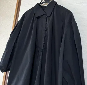 코엘 블랙 부드러운 변형 옷깃 플레어 블라우스