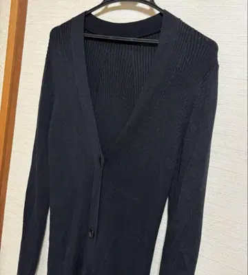 더마 컬렉션 블랙 실크 리브 롱 가디건 조개 버튼
