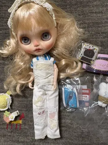 네오 브라이스용 인기 작가 아웃핏 토끼 인형 브로치 컨버스