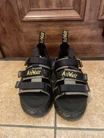 Dr.Martens 스트랩 샌들 블랙 올리브