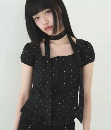 일리고 리본 넥타이 스퀘어 네크 블라우스