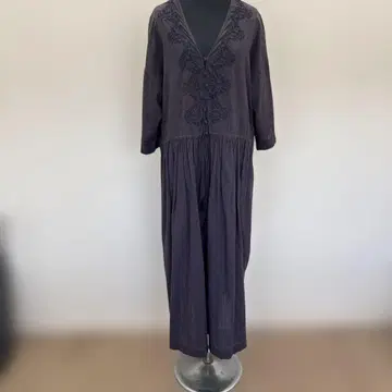 다크 그레이 V넥 자수 롱 원피스