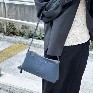 BEAURE 뷰레 카우 가죽 스퀘어 핸드백 네이비