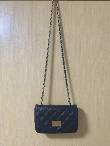 AULENTTI 오렌티 퀼팅 가죽 체인 숄더백