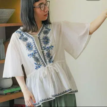 이번 시즌 완판! 인도 자수 V넥 블라우스