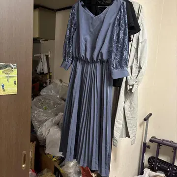 파란색 V넥 긴팔 플리츠 원피스