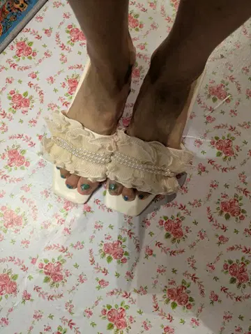 란다 장식 샌들 프릴이 달린 화이트 샌들 25cm