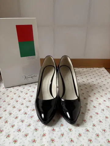 긴자 카네마츠 블랙 에나멜 하이힐 펌프스