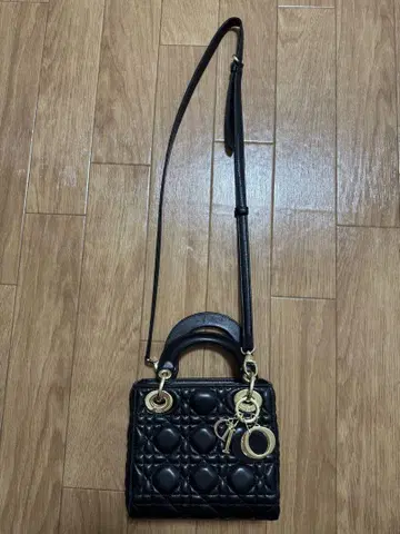 블랙 퀼팅 숄더백