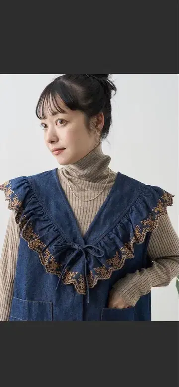 데님 프릴 칼라 자수 베스트