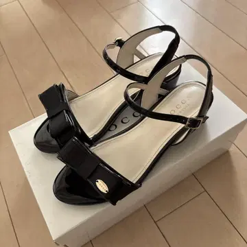 TOCCA 블랙 샌들 리본 포함