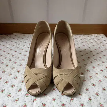 긴자 카네마츠 스웨이드 베이지 오픈토 펌프스 힐 8cm