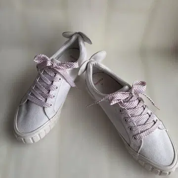 Bershka 귀가 달린 화이트 스니커즈 36 사이즈