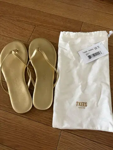 KEES 골드 비치 샌들 수납 봉투 포함