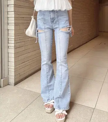 INGNI WEB 한정판 사이드 리본 컷 아웃 플레어 데님 팬츠
