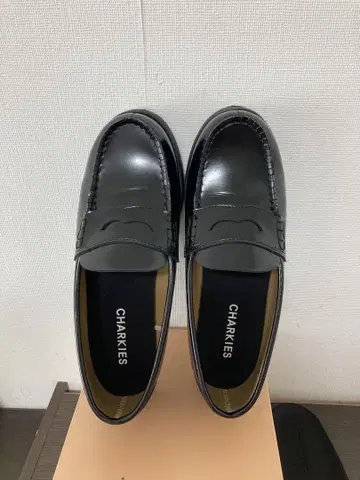 (새상품급) CHARKIES 블랙 로퍼 24.5cm 폭 넓은 4E