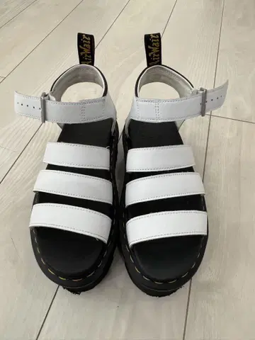 Dr.Martens 통굽 화이트 스트랩 샌들