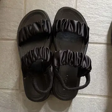렙심 샌들 블랙 프릴