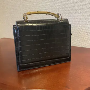 대나무 핸들이 달린 블랙 핸드백