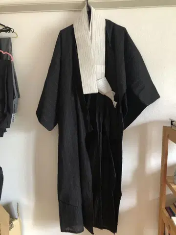 블랙과 화이트 스트라이프 유카타와 일본 나막신
