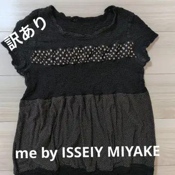 me by ISSEIY MIYAKE 블랙 도트 반팔 니트