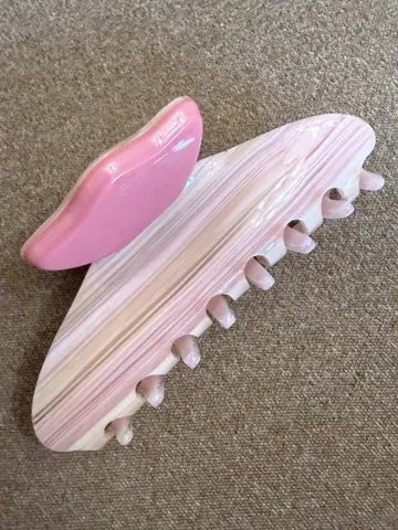 립 모양 헤어 클립 핑크와 화이트