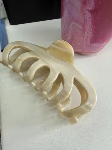 크림색의 큰 헤어 클립