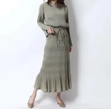 마조리카 플리츠 셋업 올리브