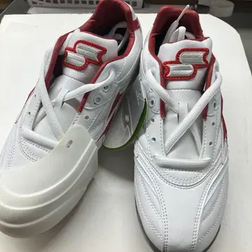 화이트/레드 스파이크 슈즈