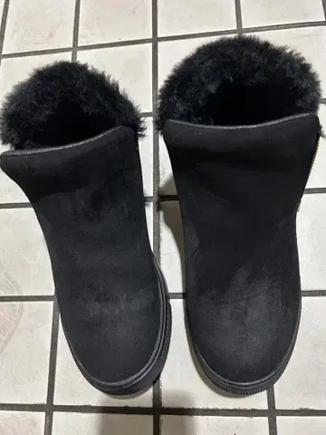 블랙 지퍼가 달린 무스탕 부츠