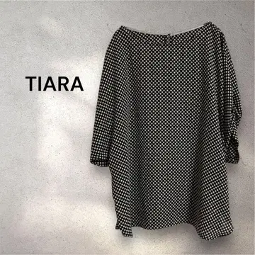 TIARA 티아라 블라우스 도트 무늬 오프숄더 탑 드레이프감