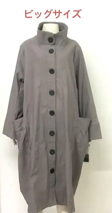 그레이 버튼이 달린 롱 코트