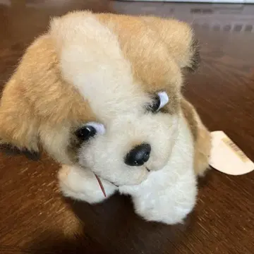 봉제 인형 개 브라운과 화이트 빨간색 목걸이